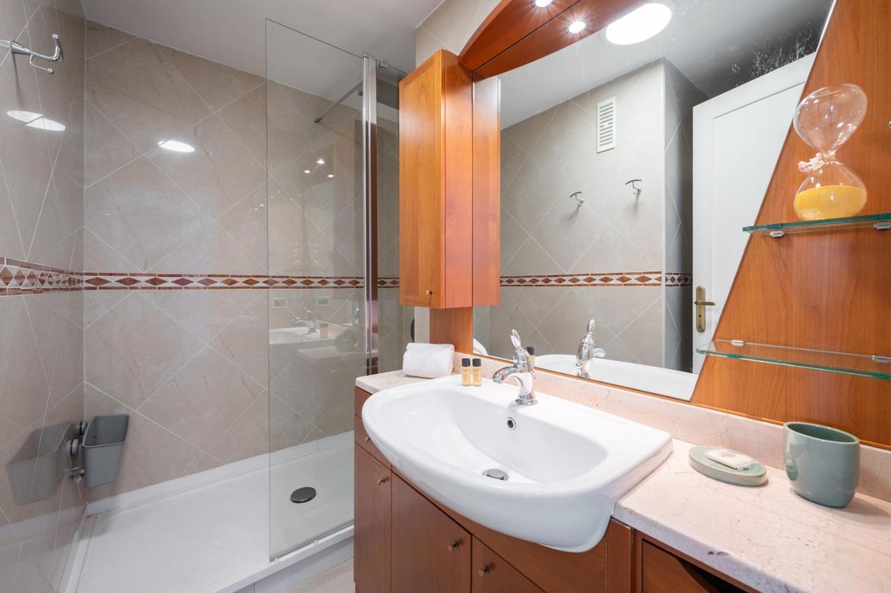 Apartment La Grande Palmeraie - Spacieux Avec Vue Mer, Terrasse, Port De Garavan